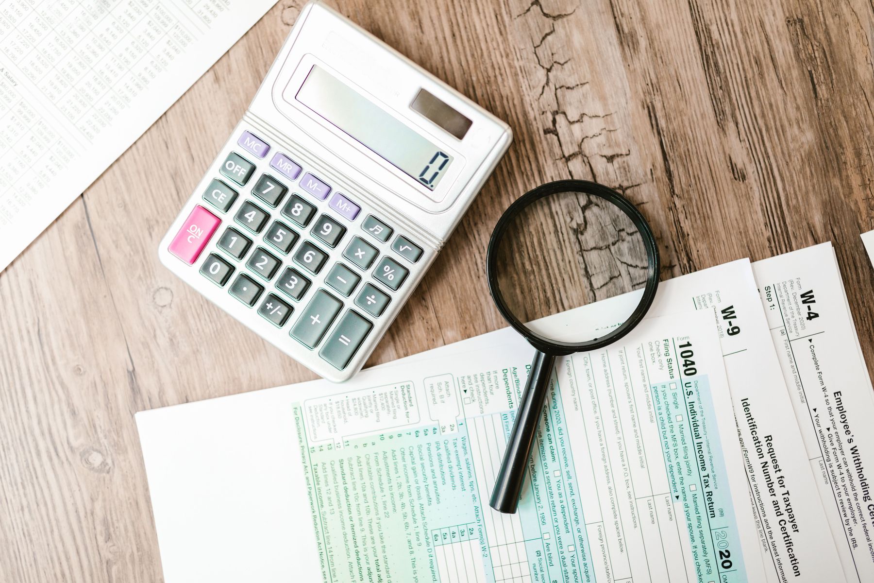 Formularios y una calculadora sobre una mesa