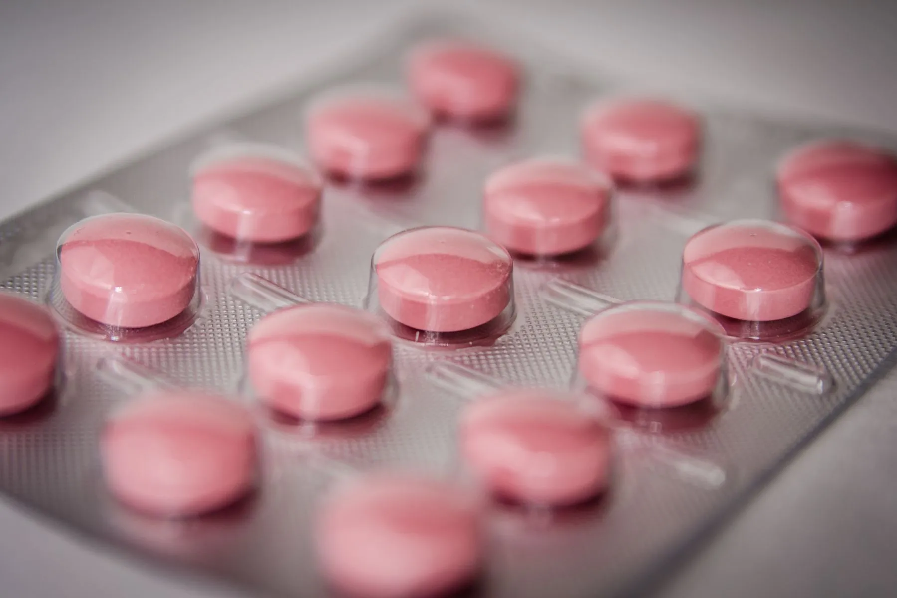 Blísteres de pastillas ordenados sobre una superficie