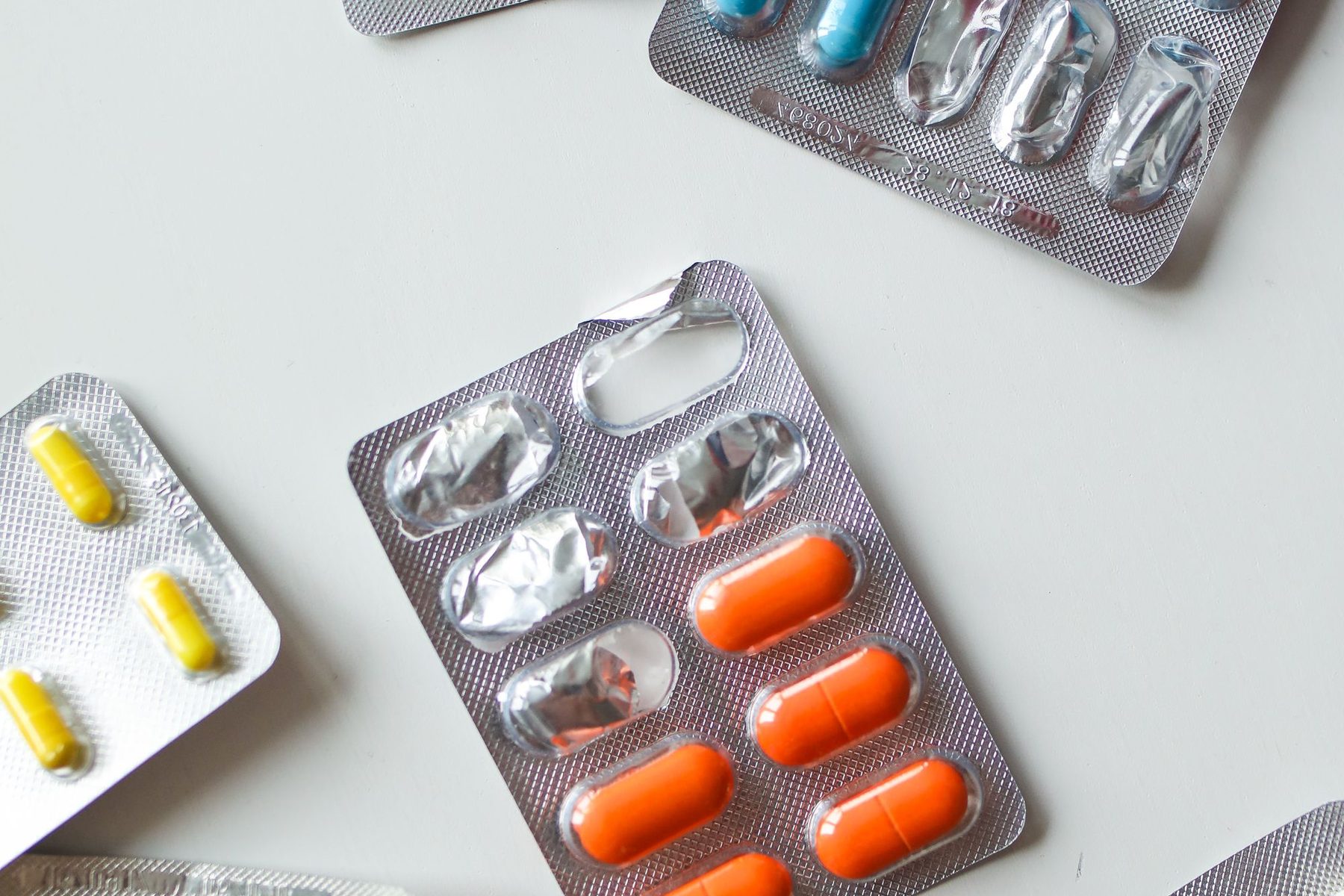 Blísteres de medicamentos ordenados sobre una superficie