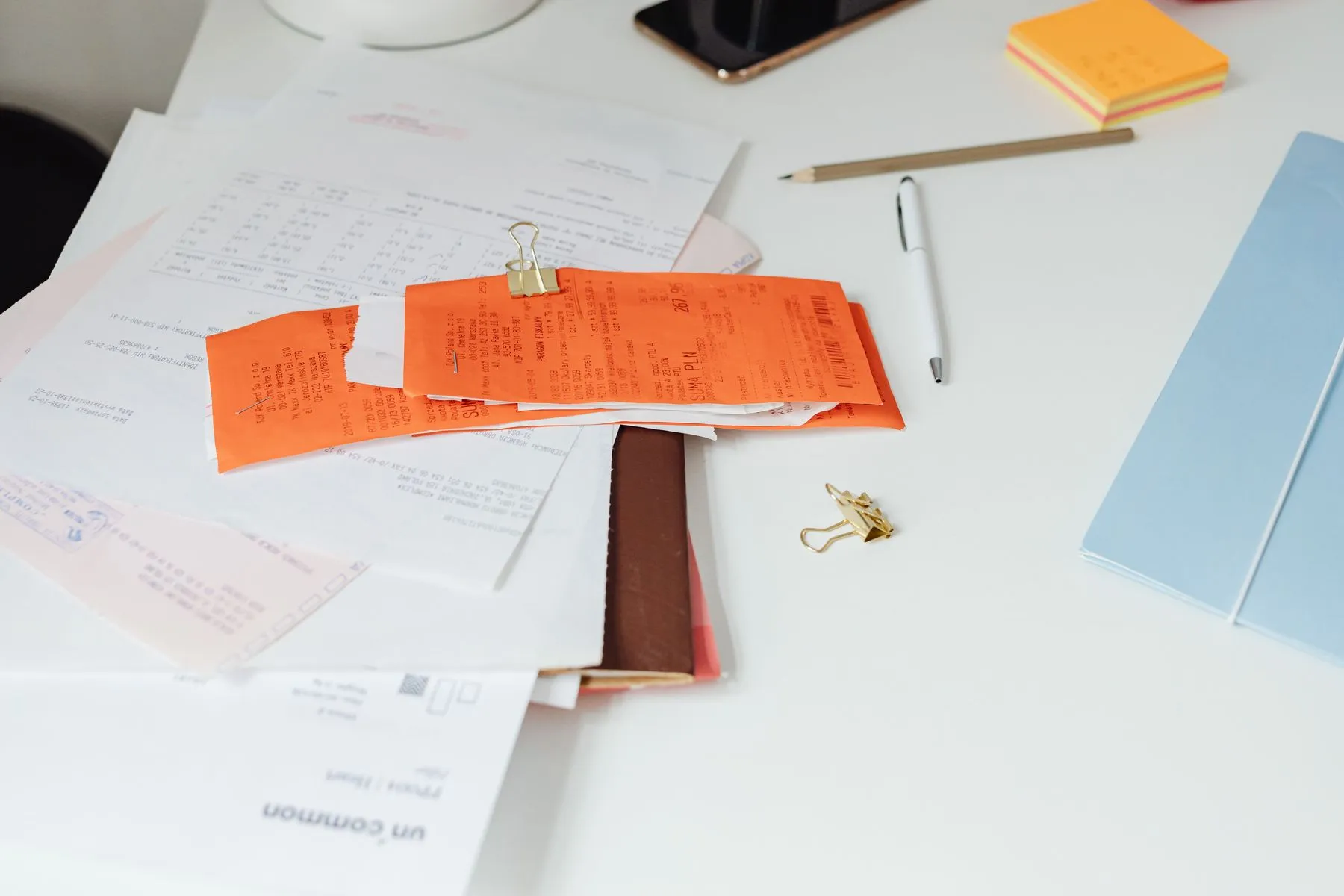 Formulários e uma calculadora sobre a mesa