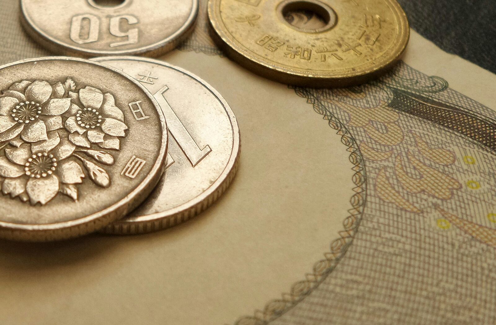 紙幣の上に置かれた硬貨