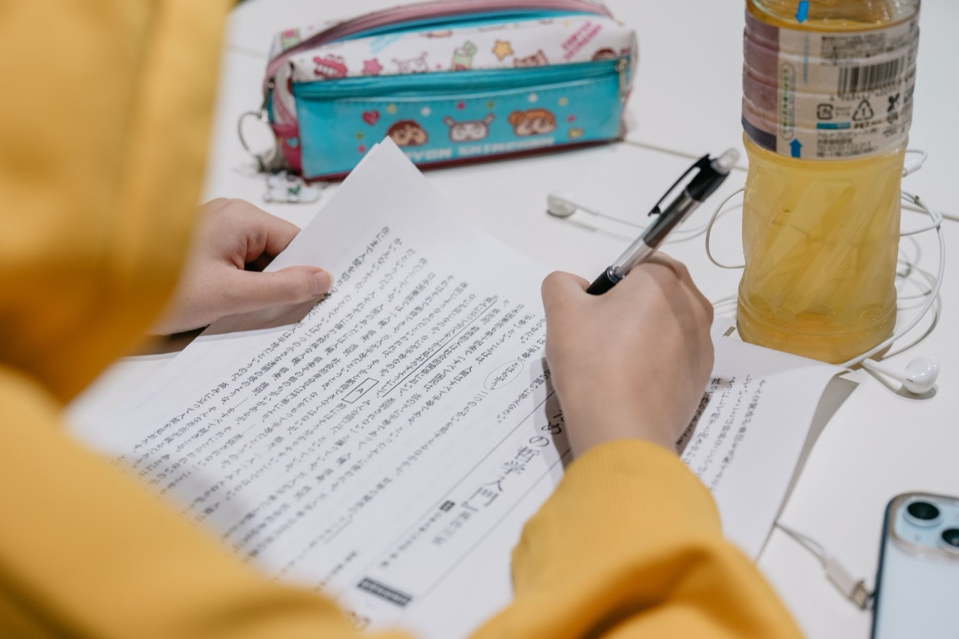 Unas manos completando un formulario sobre una mesa